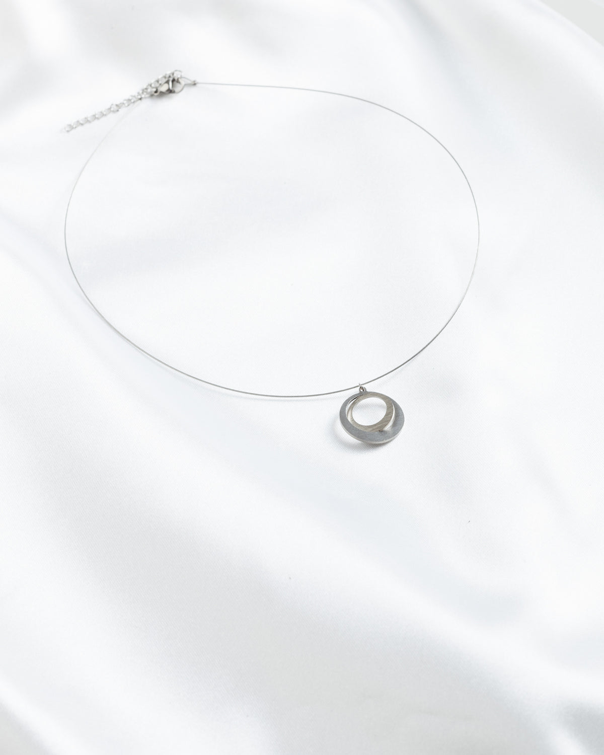 Κολιέ με ατσαλόσυρμα Elegant Circle