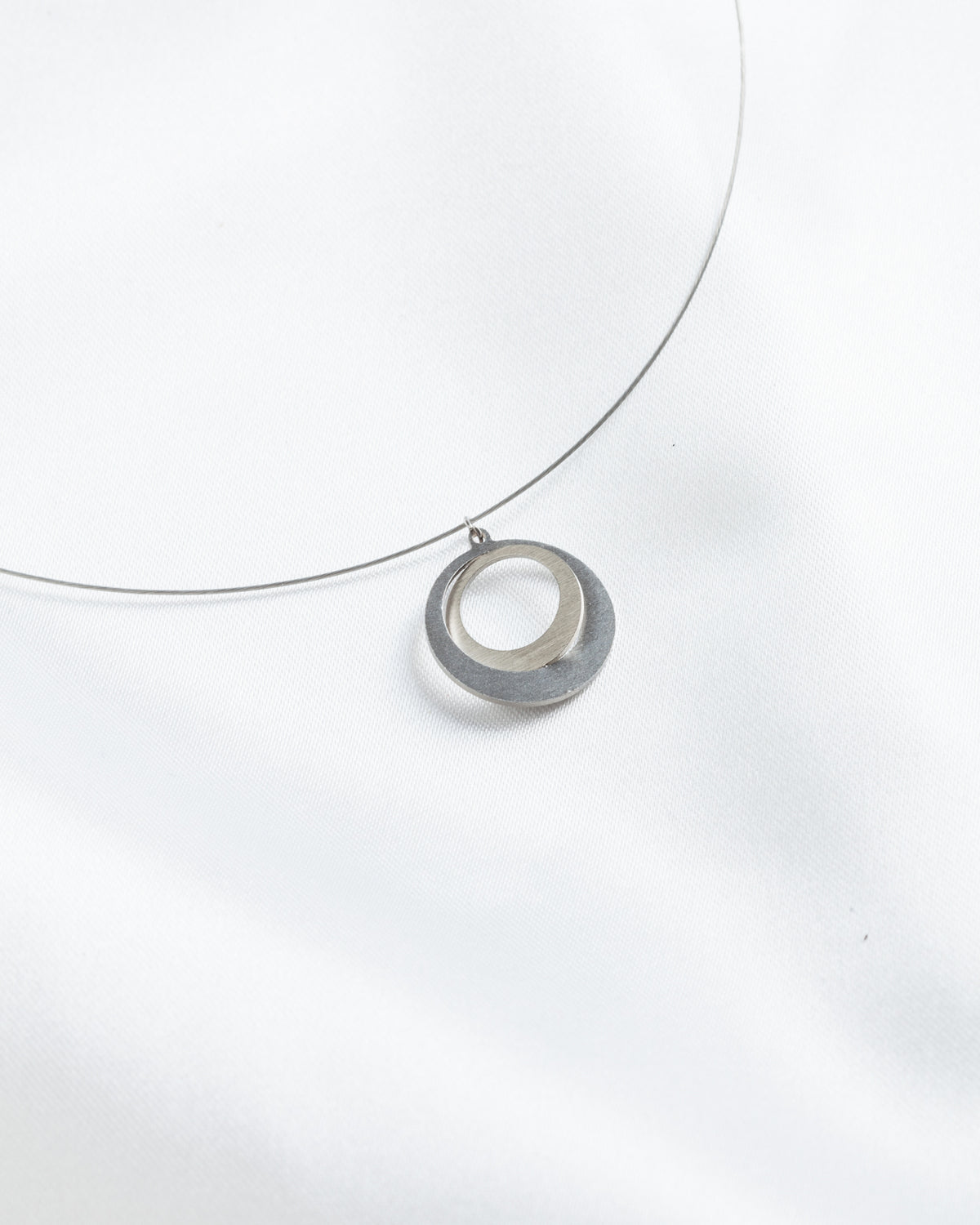 Κολιέ με ατσαλόσυρμα Elegant Circle