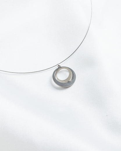 Κολιέ με ατσαλόσυρμα Elegant Circle