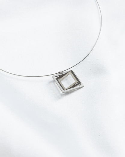 Κολιέ με ατσαλόσυρμα Illusion Square