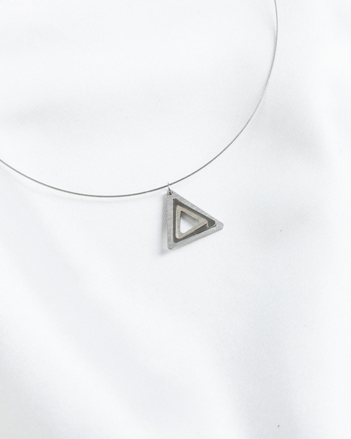 Κολιέ με ατσαλόσυρμα Illusion Triangle mini