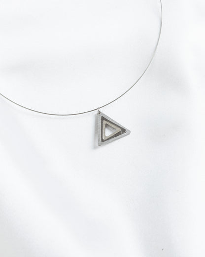 Κολιέ με ατσαλόσυρμα Illusion Triangle mini