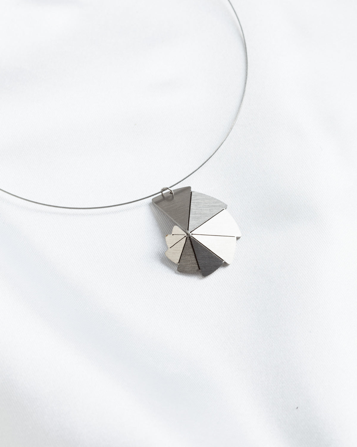 Κολιέ με ατσαλόσυρμα Origami Fibonacci