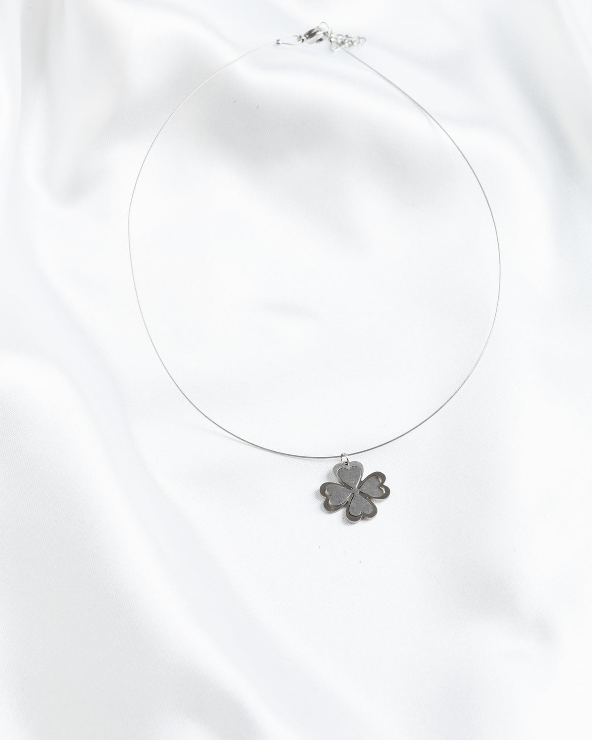 Κολιέ με ατσαλόσυρμα Elegant Lucky Clover