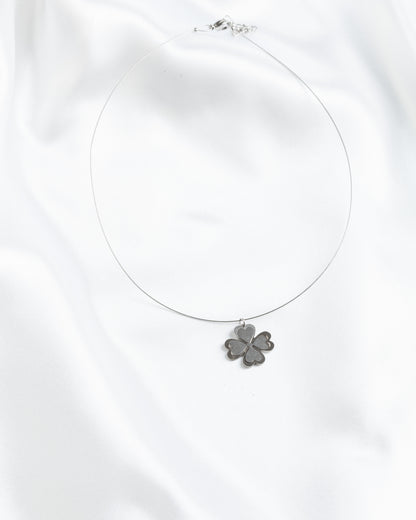 Κολιέ με ατσαλόσυρμα Elegant Lucky Clover