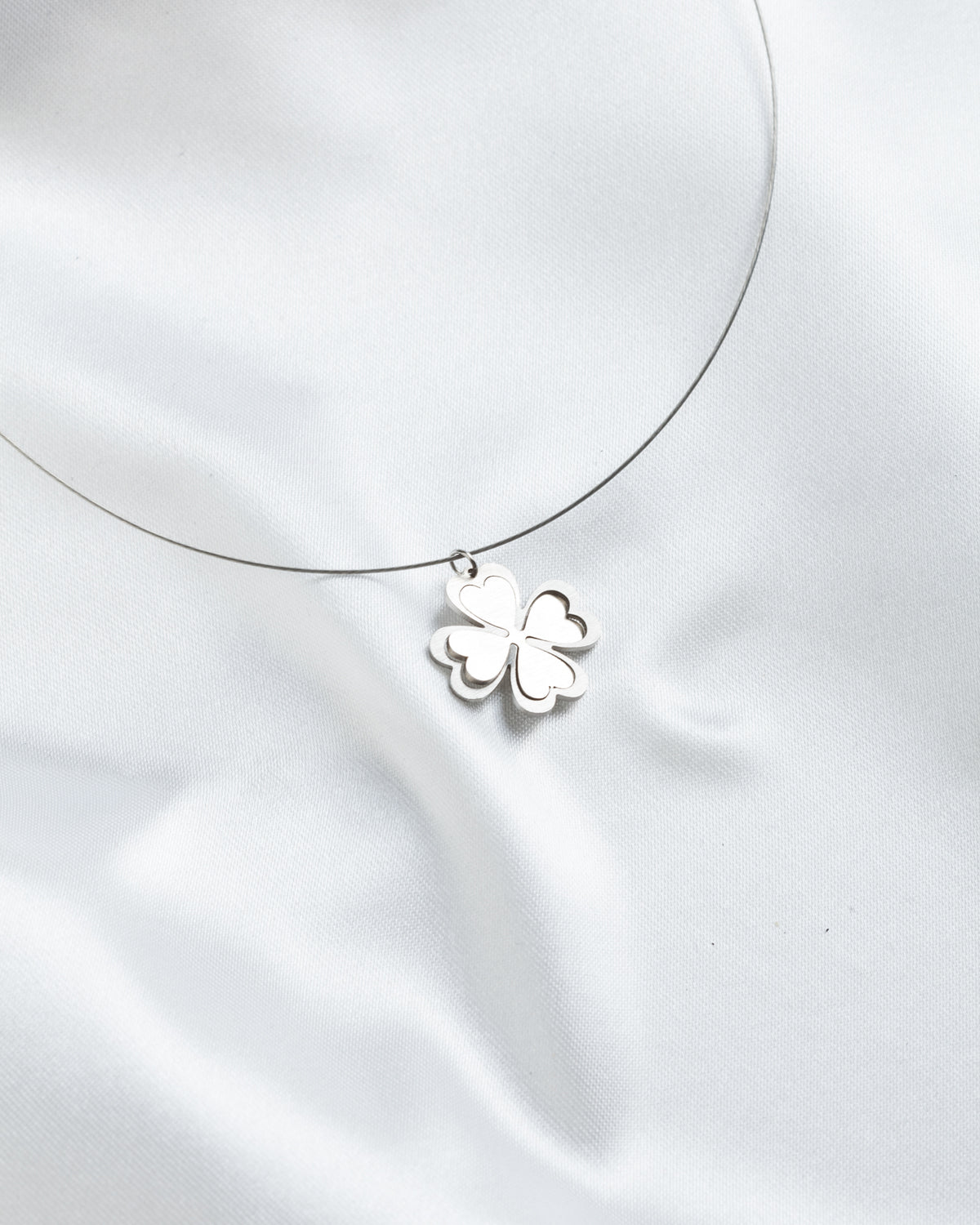 Κολιέ με ατσαλόσυρμα Elegant Lucky Clover