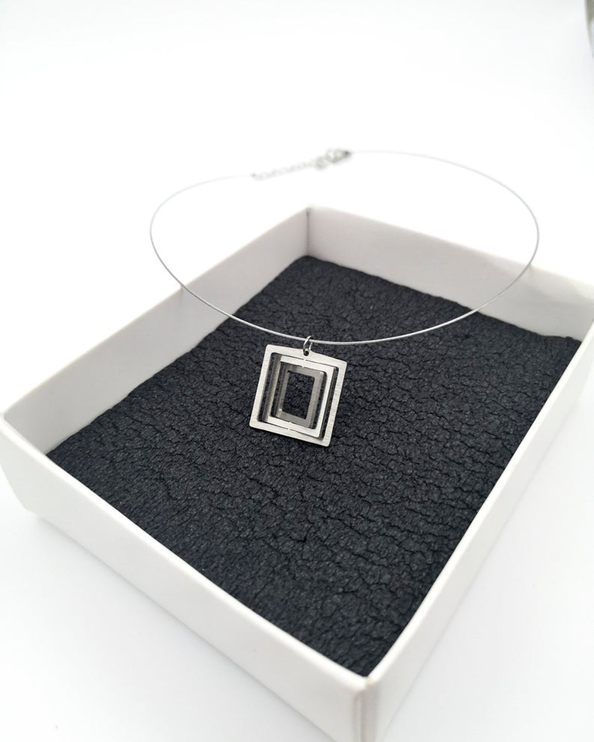 Κολιέ με ατσαλόσυρμα Illusion Square