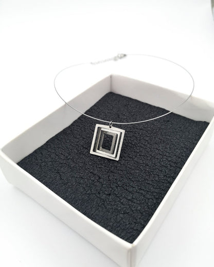 Κολιέ με ατσαλόσυρμα Illusion Square