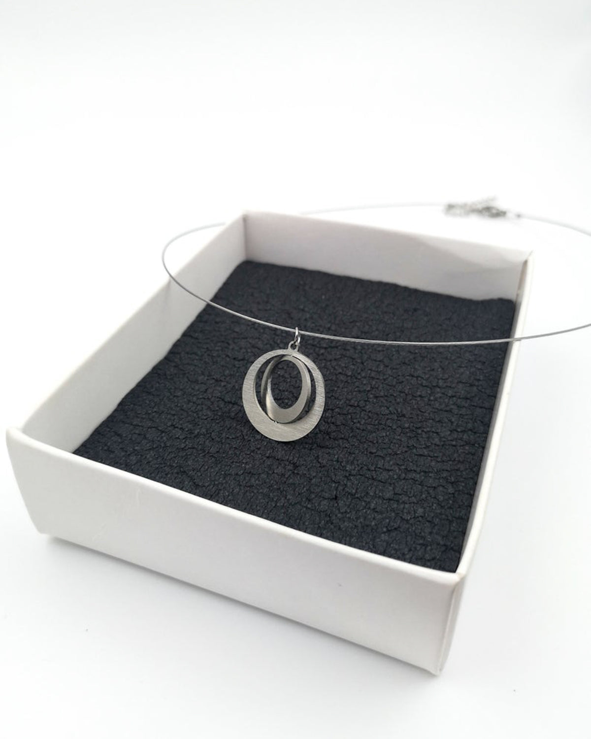Κολιέ με ατσαλόσυρμα Elegant Circle
