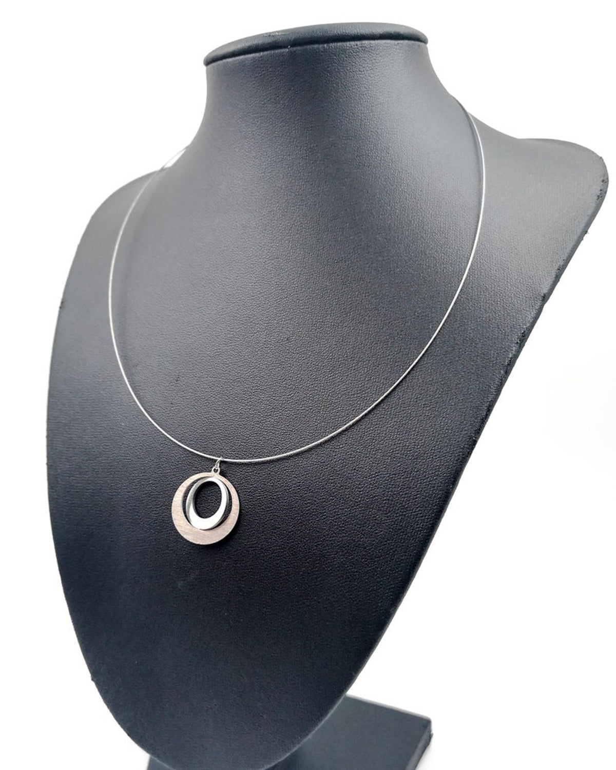 Κολιέ με ατσαλόσυρμα Elegant Circle