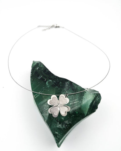 Κολιέ με ατσαλόσυρμα Elegant Lucky Clover