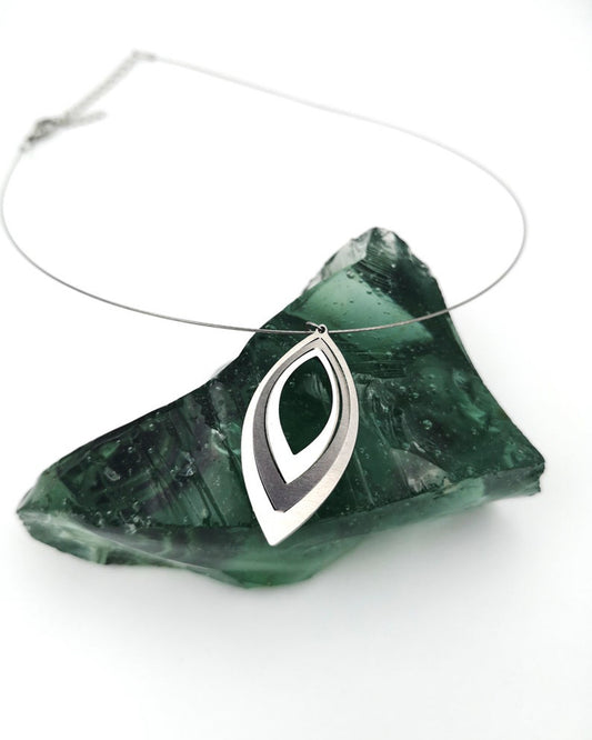 Κολιέ με ατσαλόσυρμα Elegant Leaf