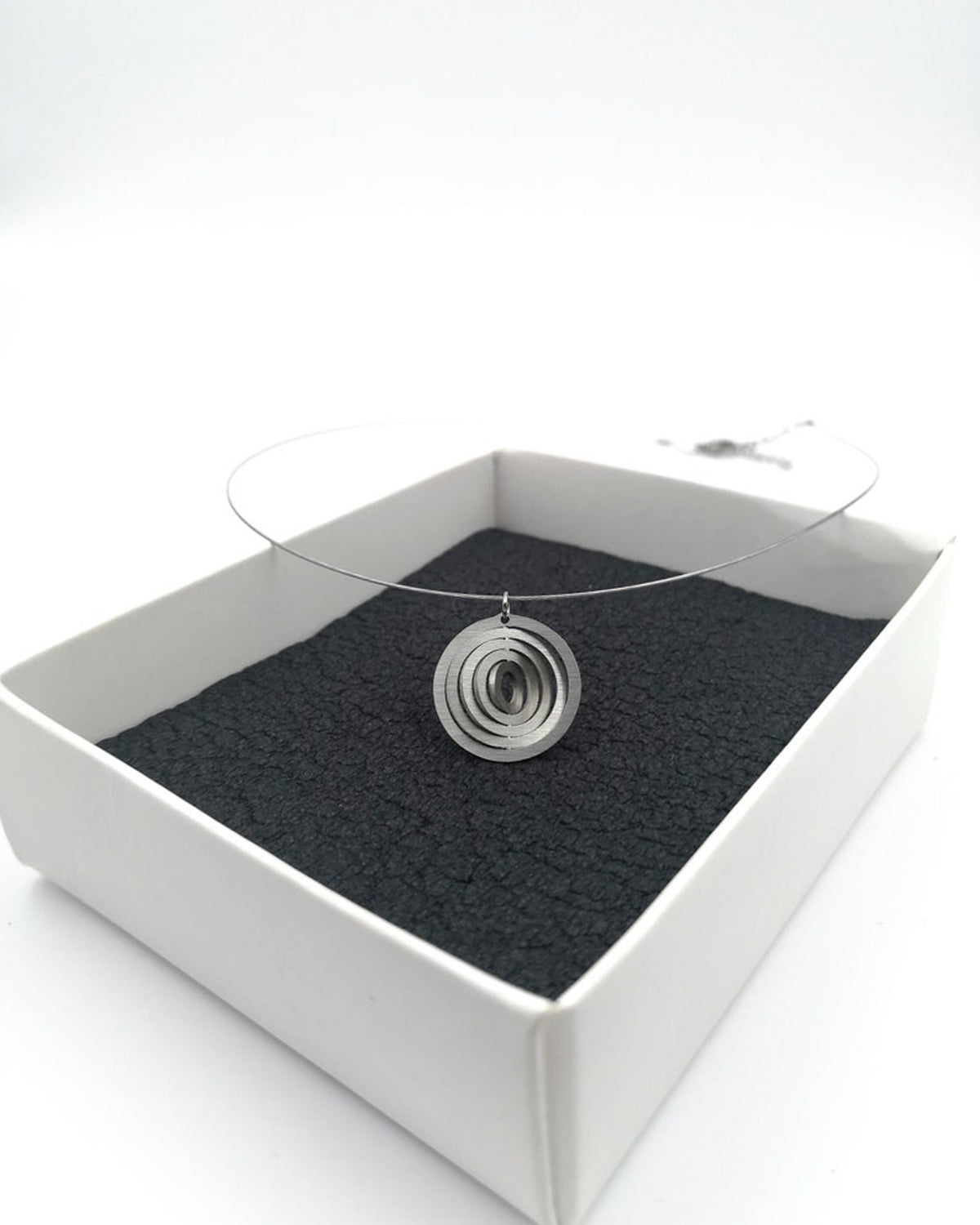 Κολιέ με ατσαλόσυρμα Illusion Circle