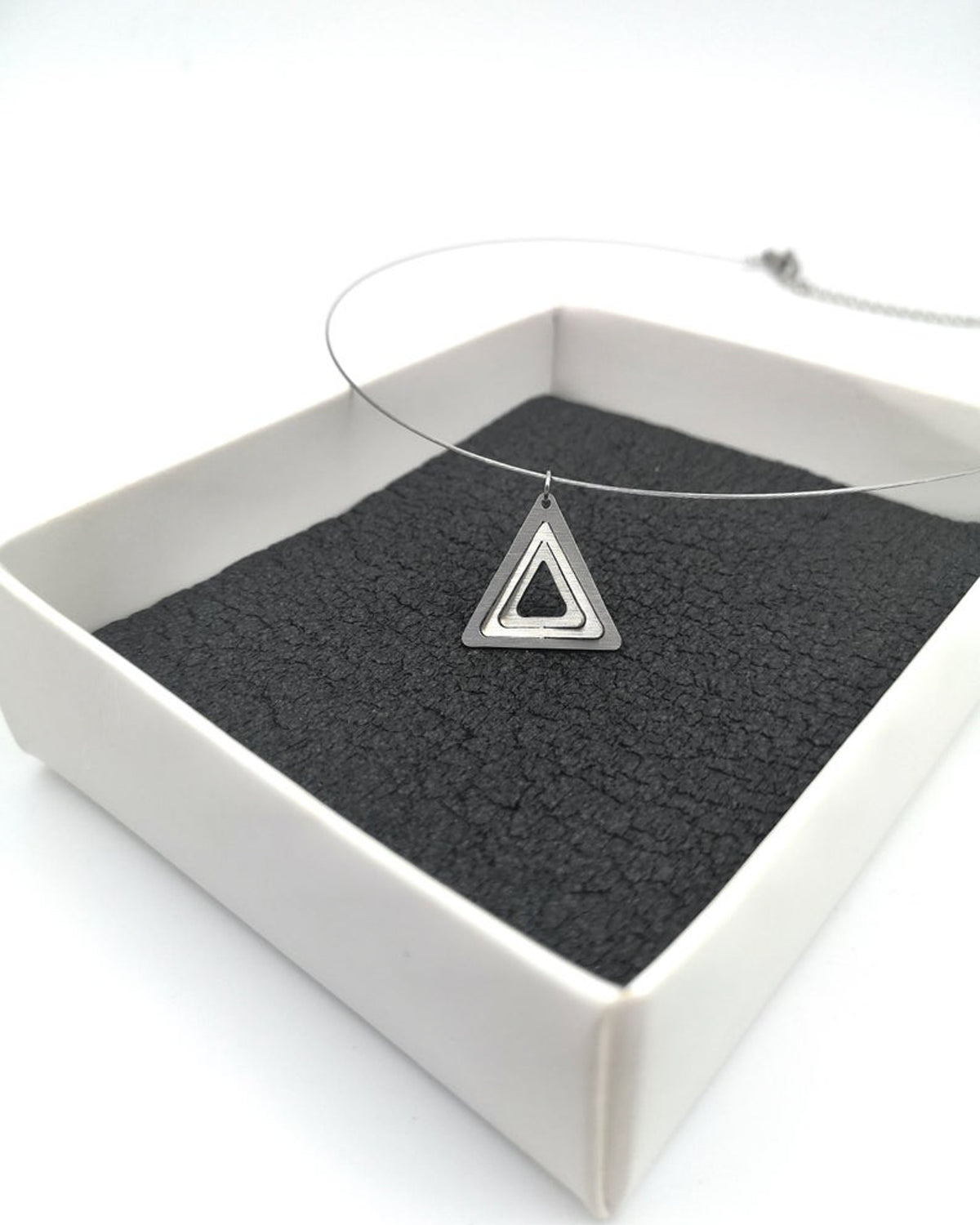 Κολιέ με ατσαλόσυρμα Illusion Triangle mini