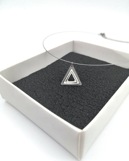 Κολιέ με ατσαλόσυρμα Illusion Triangle mini