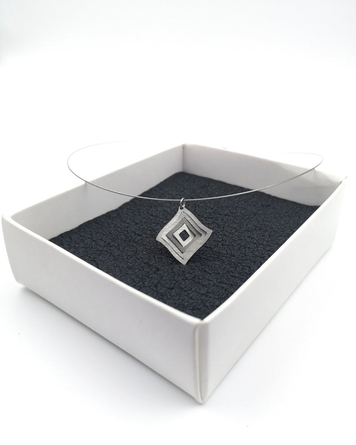 Κολιέ με ατσαλόσυρμα Illusion Rhombus
