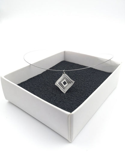 Κολιέ με ατσαλόσυρμα Illusion Rhombus